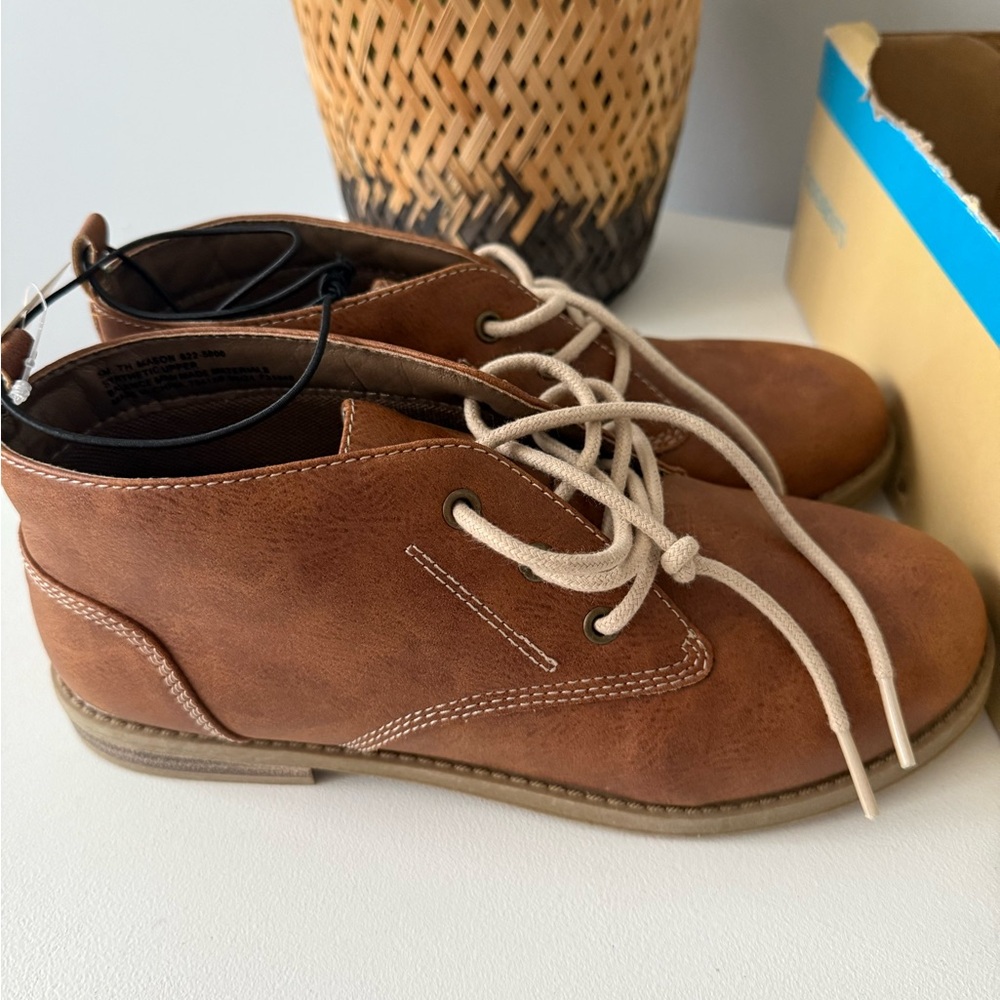 Threadabouts Boys dress shoes, tan, size 5m,